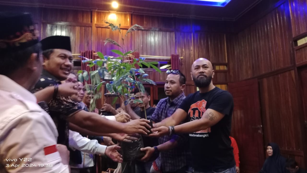 Berdayakan Petani dan Nelayan, Alumni IPB Bagikan Puluhan Ribuan Bibit Pohon dan Benih Ikan