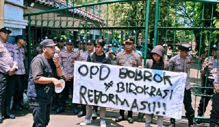 Mahasiswa Demo Bupati, Protes Peternakan Ayam Tak Berizin di Lebak