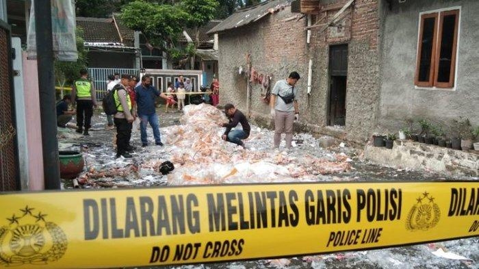 Dua Balon Udara Membawa Sejumlah Petasan Meledak di Perumahan Warga di Magelang