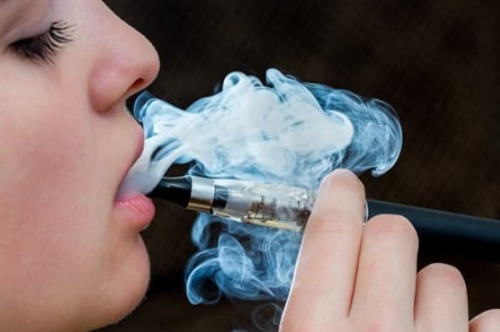 3 Dampak Negatif Vape Bagi Kesehatan Wanita, Kamu Harus Waspada!