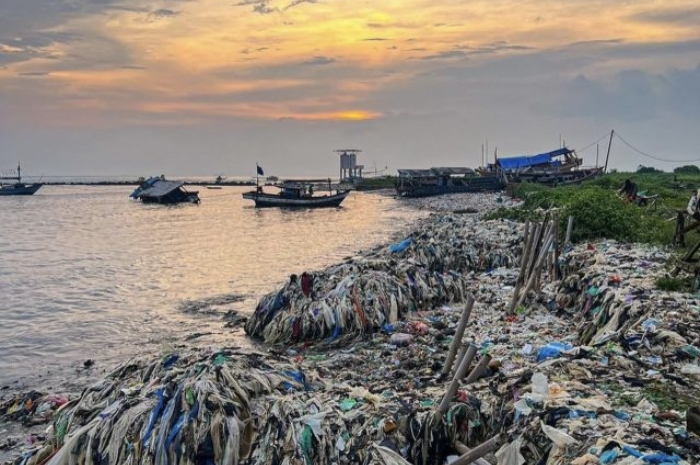 Pernah Dibersihkan Pandawara, Kini Pantai Teluk Labuan Pandeglang Kembali Dipenuhi Sampah