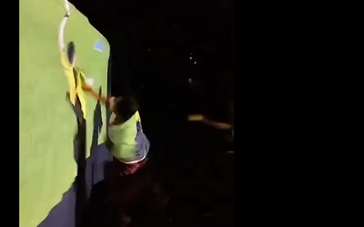 Marah! Pendukung Timnas U-23 Memukul Wasit Yang Tampak di Layar Nobar