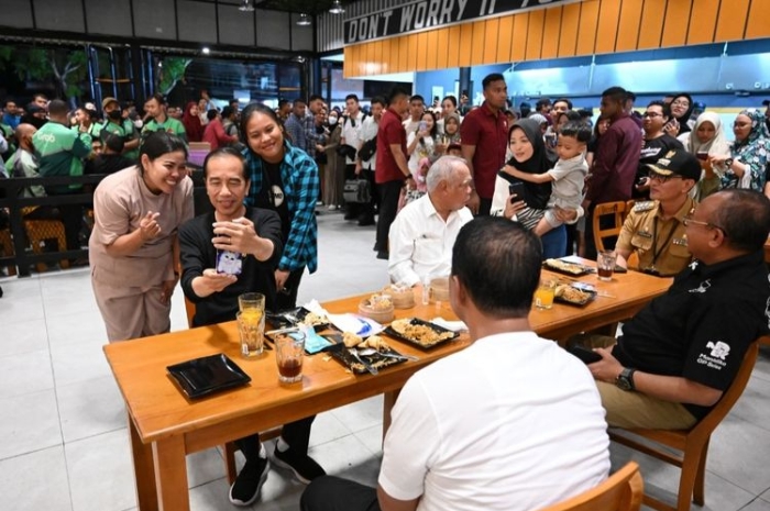 Lakukan Kunjungan Kerja ke Mataram NTB, Jokowi Sempatkan Makan Mi Gacoan