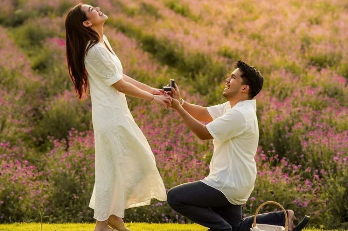 Romantis! Thariq Halilintar Lamar Aaliyah Massaid di Hamparan Padang Bunga yang Cantik dan Menggoda