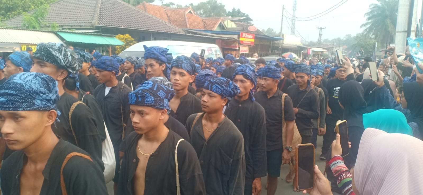 Jalan Kaki Kurang dari 50 Kilometer, Ribuan Masyarakat Suku Baduy Gelar Seba ke Pemerintah