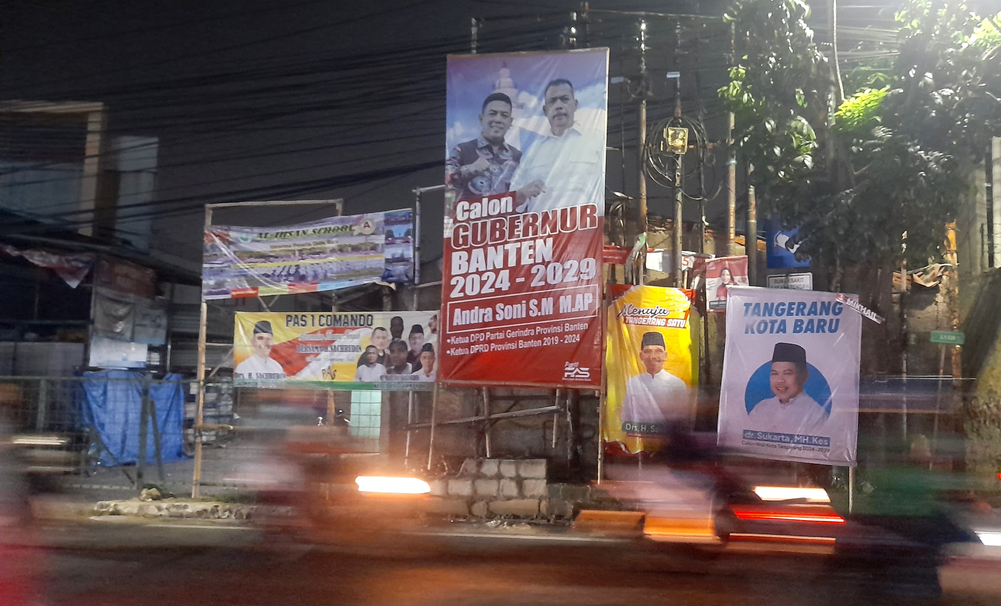 Bikin Kumuh! Spanduk dan Baliho APK Pilkada Banten Mulai Bertebaran di Tangerang