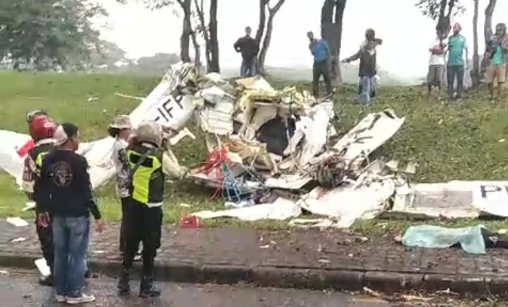 Pesawat Latih Jatuh di BSD Tangsel, 3 Korban Tewas Tergeletak