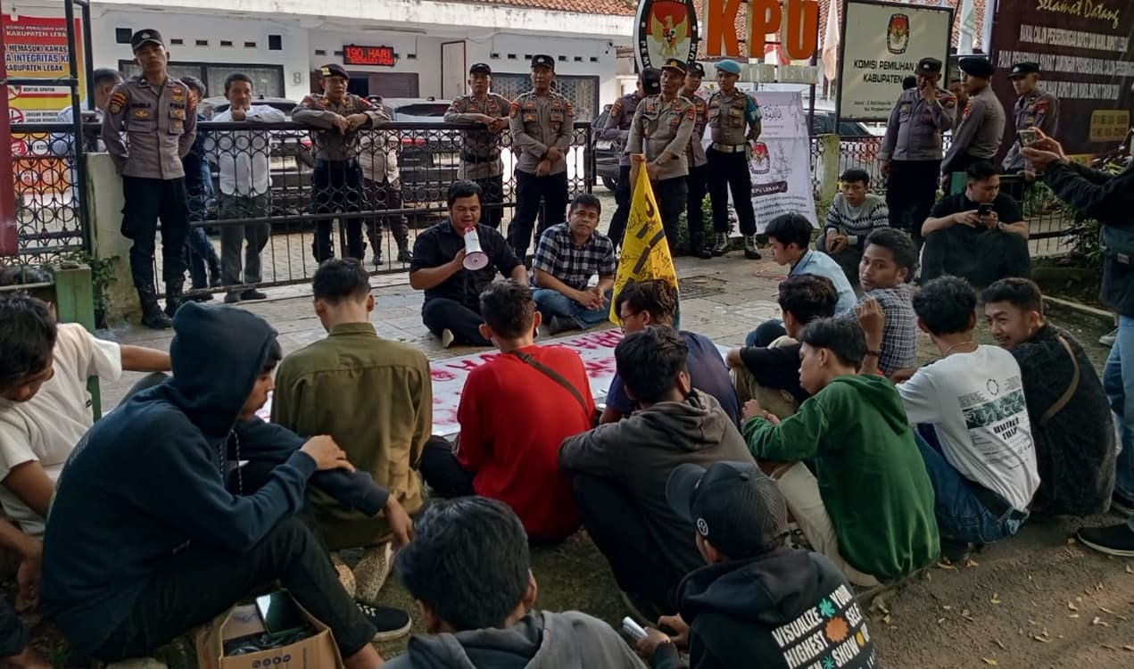 Puluhan Mahasiswa Berujuk Rasa di Gedung KPU, Soroti Surat Sakti Oknum Wakil Ketua DPRD Lebak