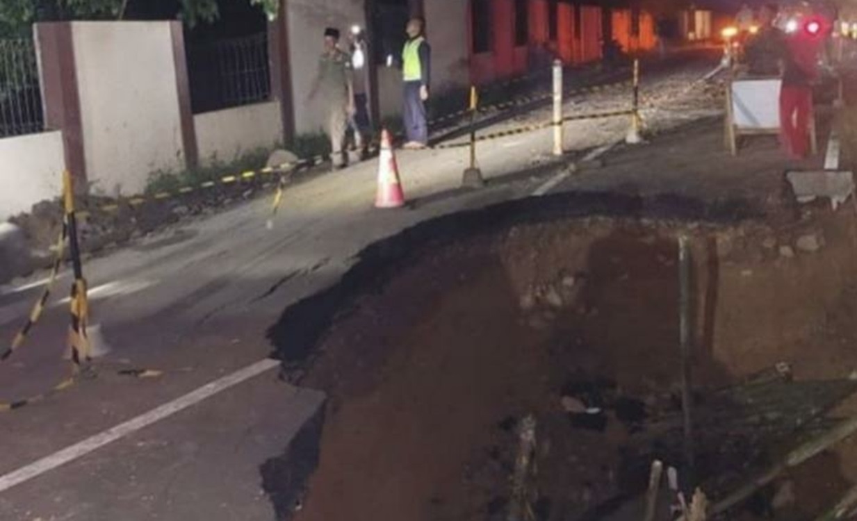 Jalan Raya Cipanas - Warung Banten Amblas Akibat di Guyur Hujan, Hambat Jalur Transportasi