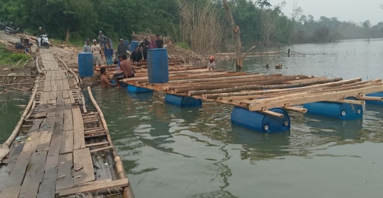 Terdampak PSN Bendungan Karian, Warga Kampung Baru Sajira Iuran Buat Jembatan Apung