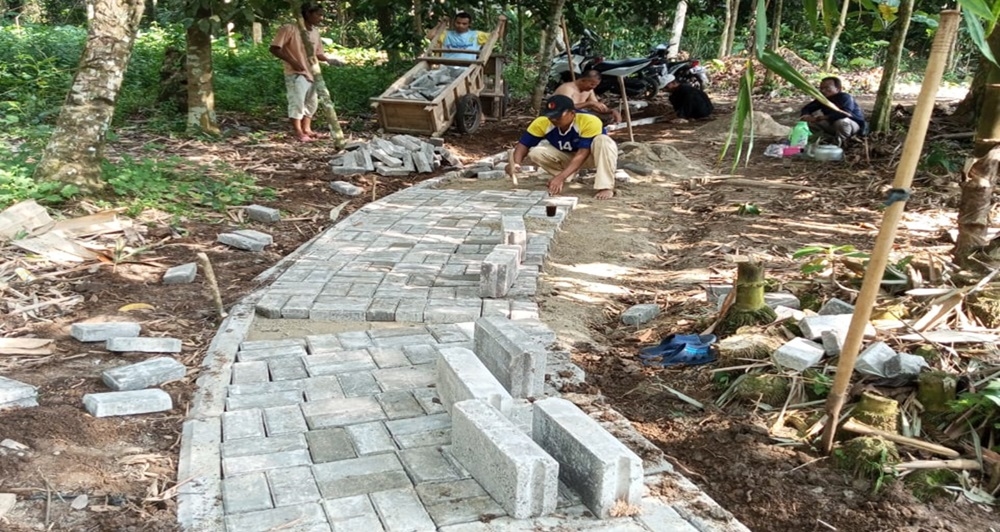 Kades Tamanjaya Turun Langsung Bantu Warga Bangun Infrastruktur Jalan Lingkungan, JUT dan GSG, Dari Dana Desa