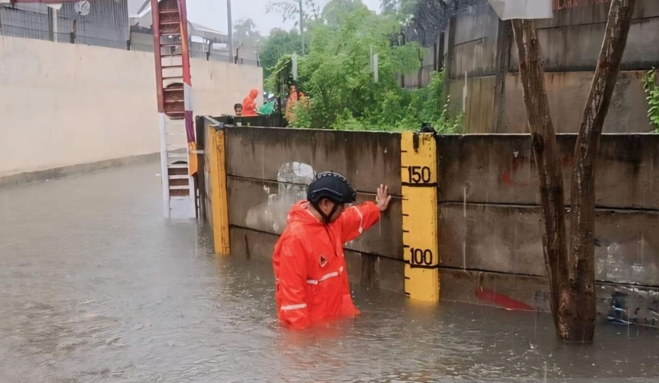 Hujan Deras Mengguyur Jakarta, Banjir Menggenangi Rumah Warga di Jakarta Barat