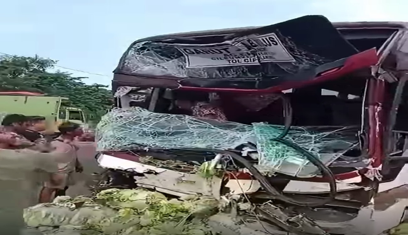 Tragis! Lakalantas Tol Cipularang Km 85, Libatkan 9 Mobil, Kondisi Bus Hancur
