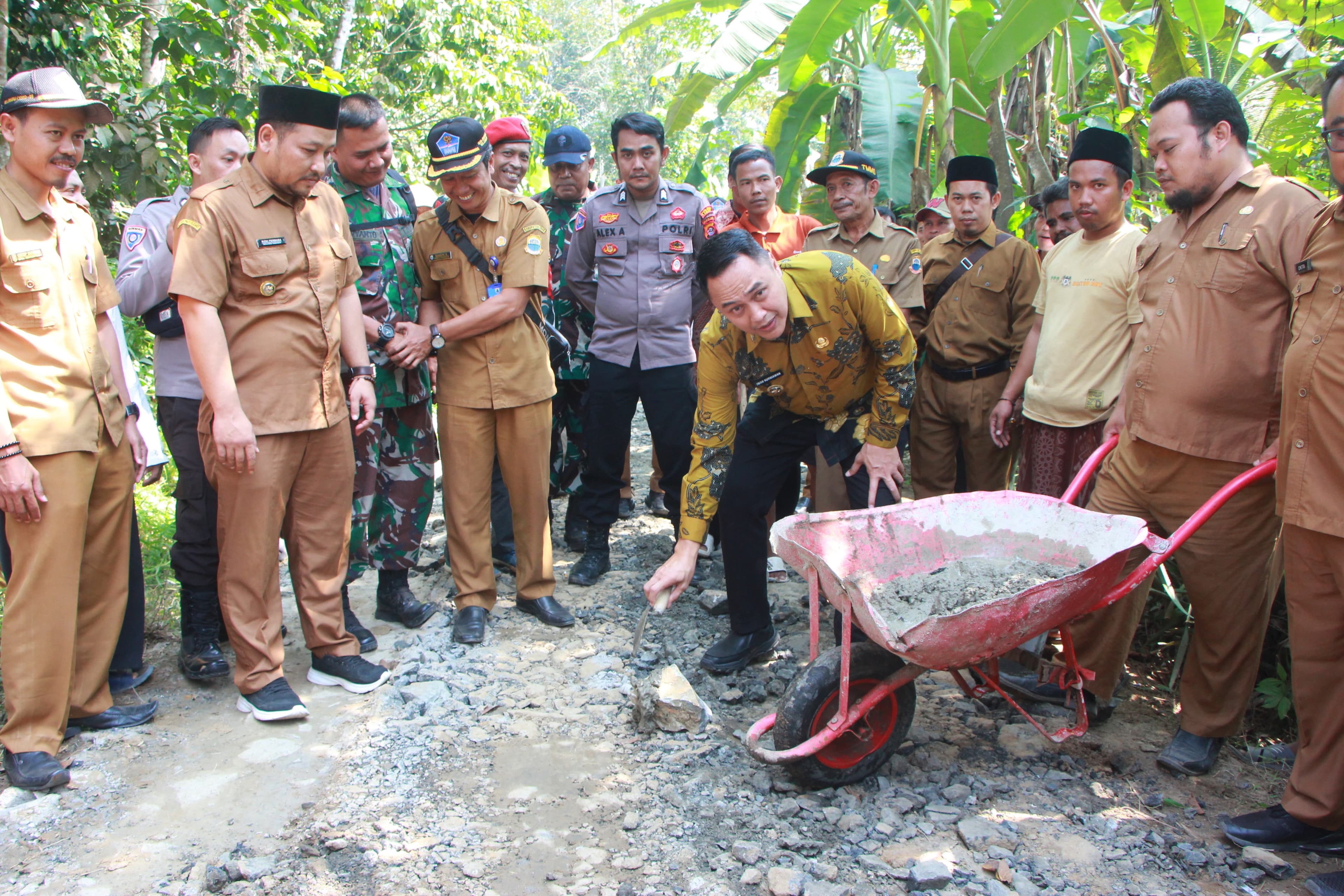 Pj Bupati Meninjau Sekaligus Peletakan Batu Pertama Pembangunan Jalan Poros Desa Penghubung Dua Desa