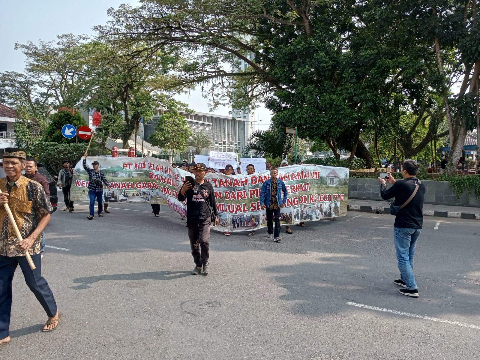Puluhan Warga Sukatani Unjuk Rasa Digedung DPRD dan Kantor Bupati, Minta Perlindungan