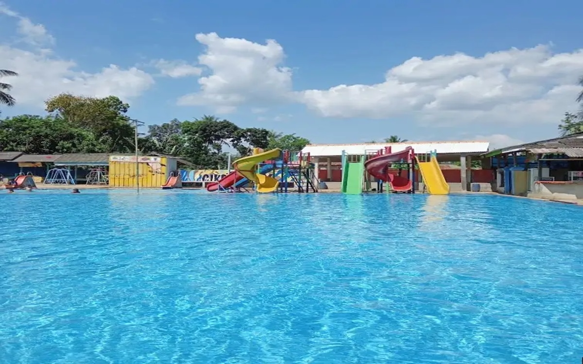 Wisata Kolam Alami Cikoromoy, Suguhkan Air Jernih Mengalir Dari Mata Air Pegunungan Pulosari Serta Pesona Alam Yang Masih Asri