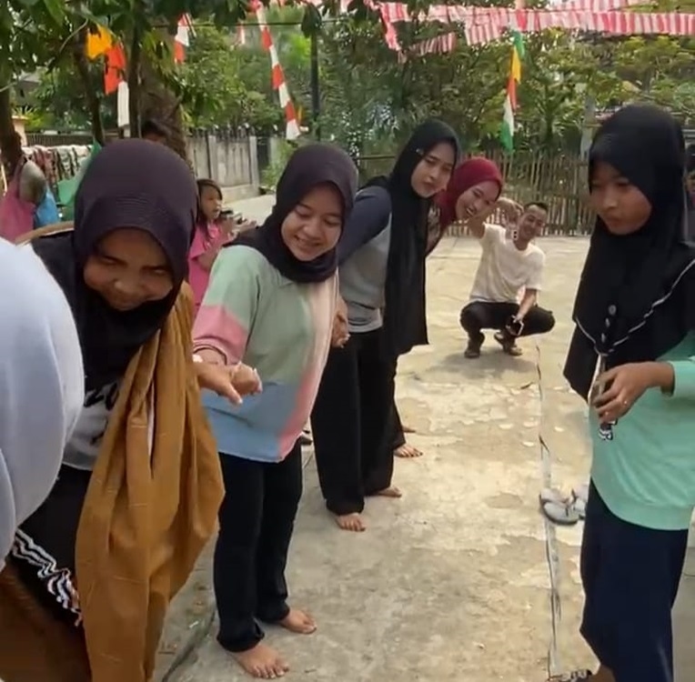 Semarakan HUT RI Ke-79, Warga Kalanganyar Menggelar Berbagai Jenis Lomba Dihalaman Kantor Desa