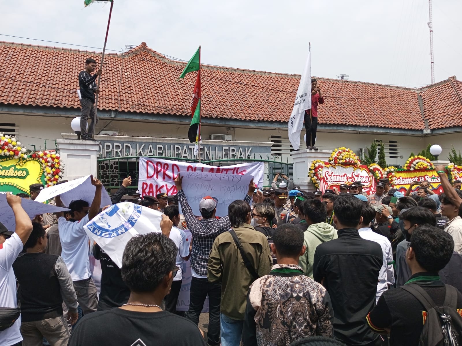 Pelantikan Anggota DPRD Lebak Diwarnai Aksi Demo Ormas, Mahasiswa Minta 'Jangan Jadi Kacung Penguasa'