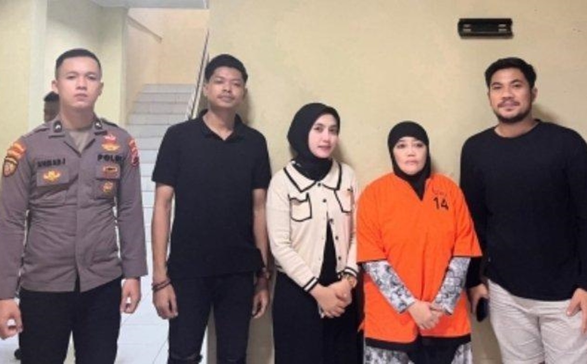 Wanita Asal Kota Serang, Tipu Pengusaha Rp45 M Modus Bikin Jas Almamater, Akhirnya Ditangkap Tim Reskrim Polda Banten di Rumahnya Usai Mangkir