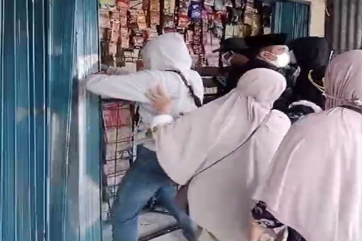 Viral! Warga Grebeg Toko Kelontong Depok Bogor, Diduga Jual Obat Terlarang