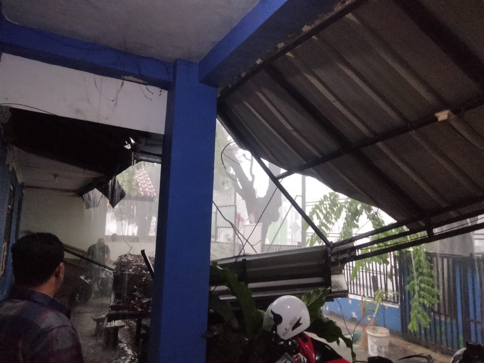 Markas Wartawan di Tangerang Ambruk Karena Hujan Angin, Percuma Lapor BPBD!