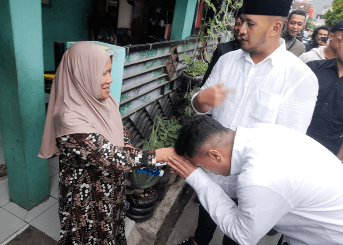 Sungkem ke Para Lansia saat Blusukan di Cipondoh, Faldo-Fadhlin Diteriaki Ganteng di Basis Sachrudin