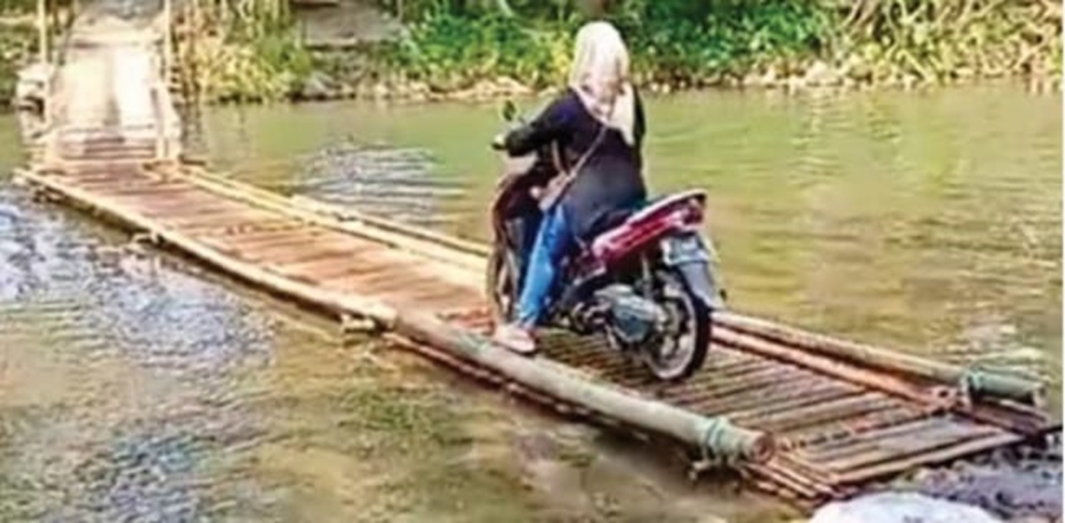 PUPR LEBAK Bangun Jembatan Tanpa jalur Transportasi Alternatif, Warga Terisolasi dan Terpaksa Menyeberang Lewat Jembatan Sungai yang Dibuat Swadaya