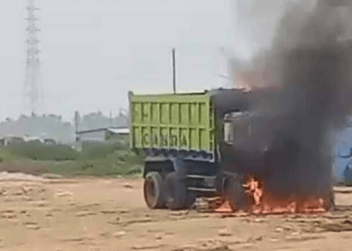 Truk di Tangerang Dijarah Onderdilnya dan Dibakar Warga Gegara Lindas Bocah 9 Tahun