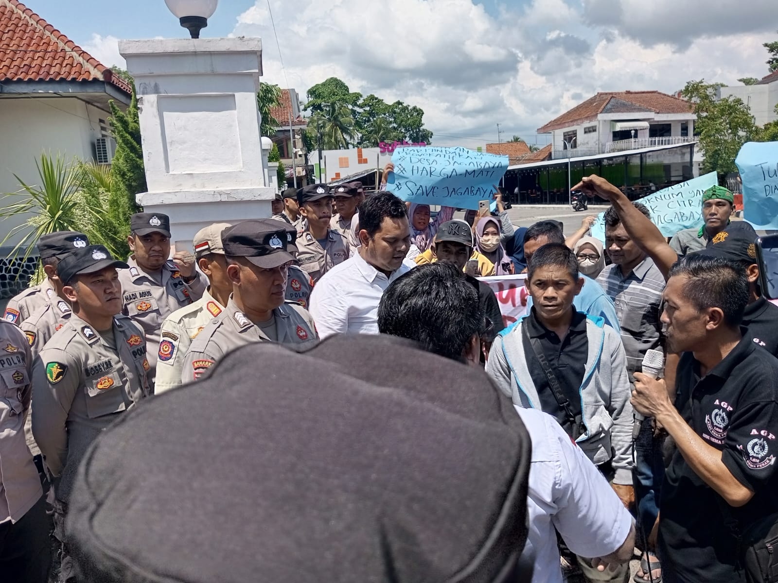 Pengunjuk Rasa Minta Oknum Dewan PKB Dipecat, Ratusan Warga Jagabaya Demo DPRD,Bela Kades