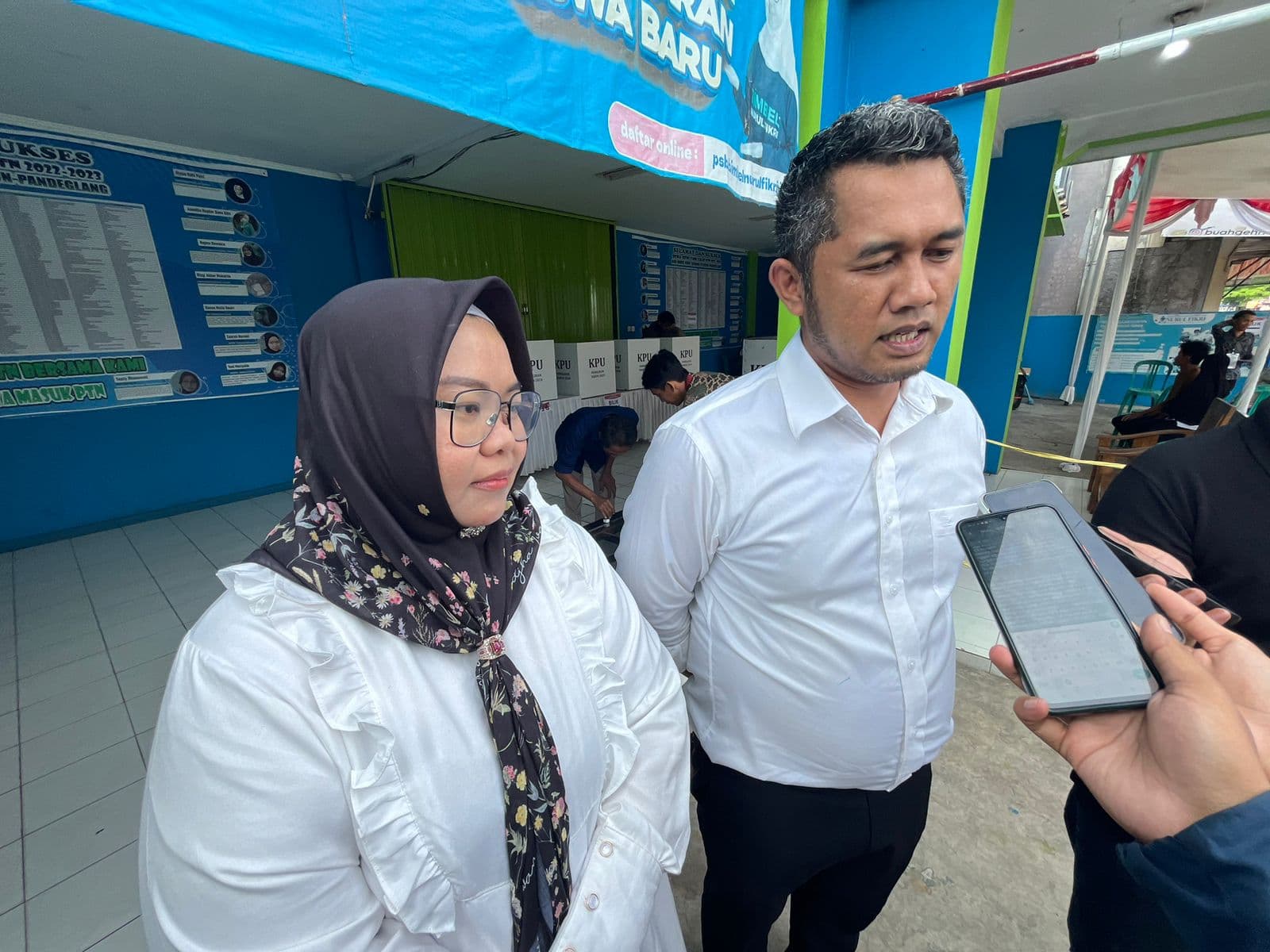 Calon Walikota Serang Ratu Ria Maryana, Gunakan Hak Suara Ditemani Suami, Teguh Istaal