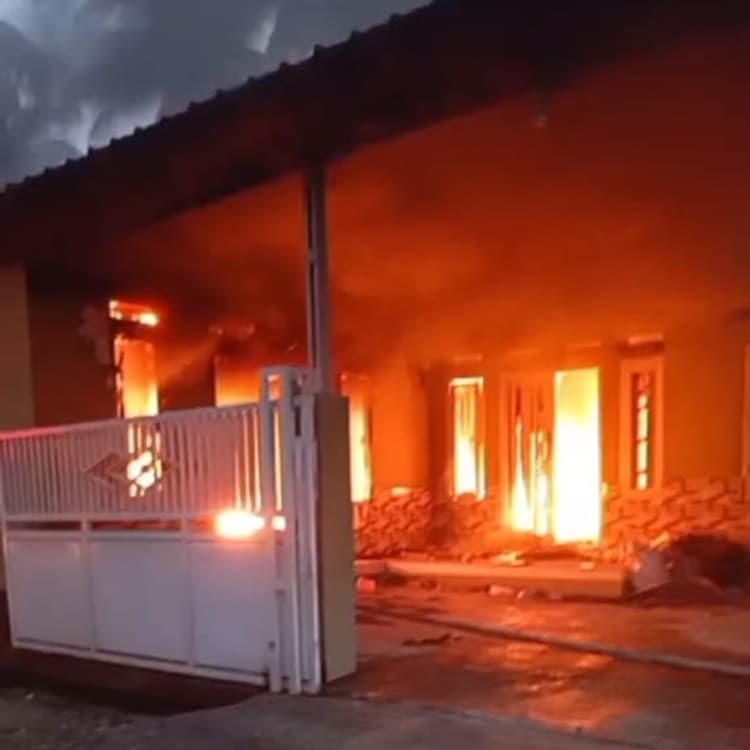 Akibat Kebakaran, Mujiono Istri dan Ketiga Anaknya Numpang di Rumah Tetangga,Kerugian Rp 850 juta