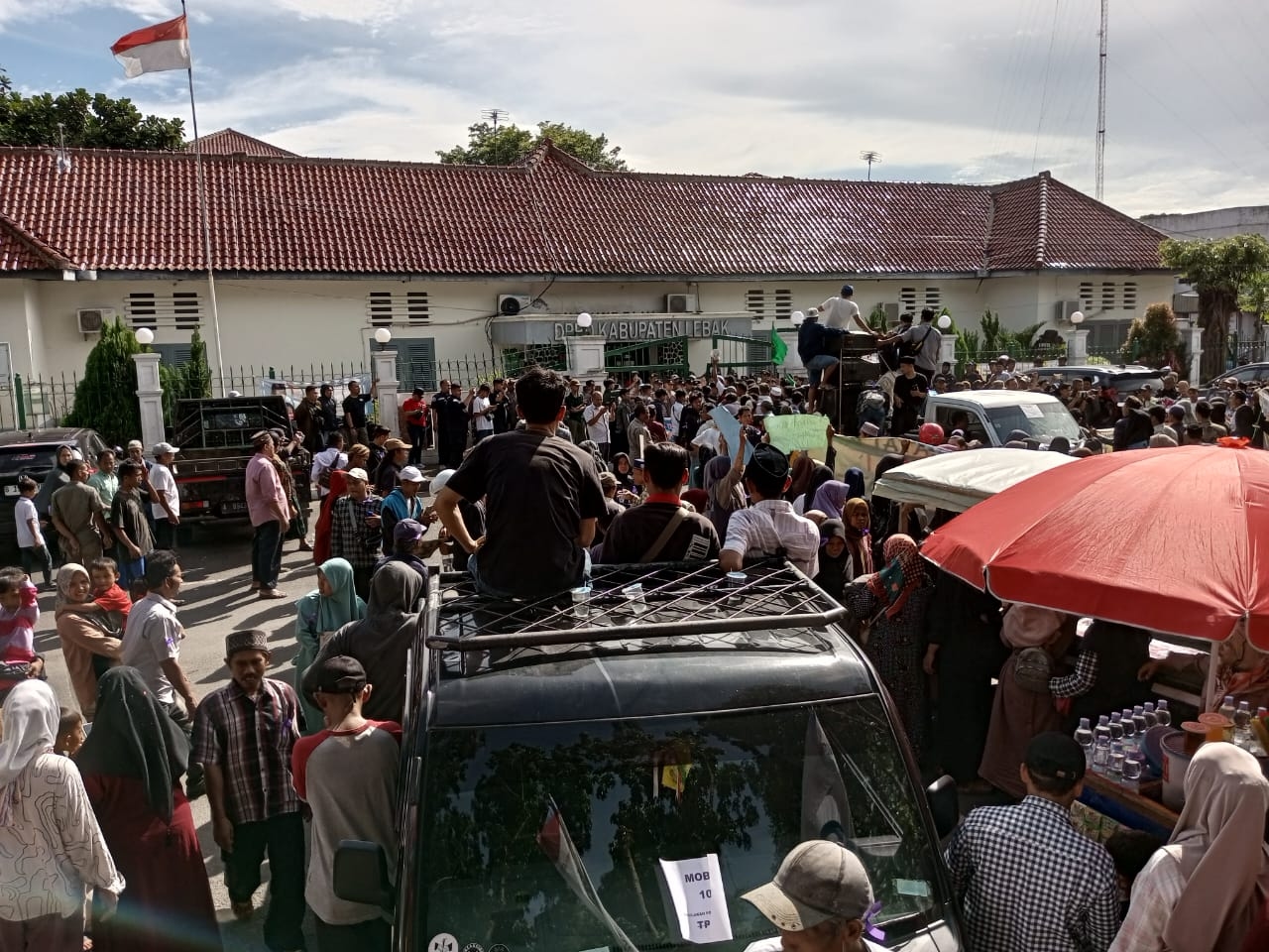 Tolak TPST, Ratusan Warga Dua Kecamatan Demo di Gedung DPRD Lebak