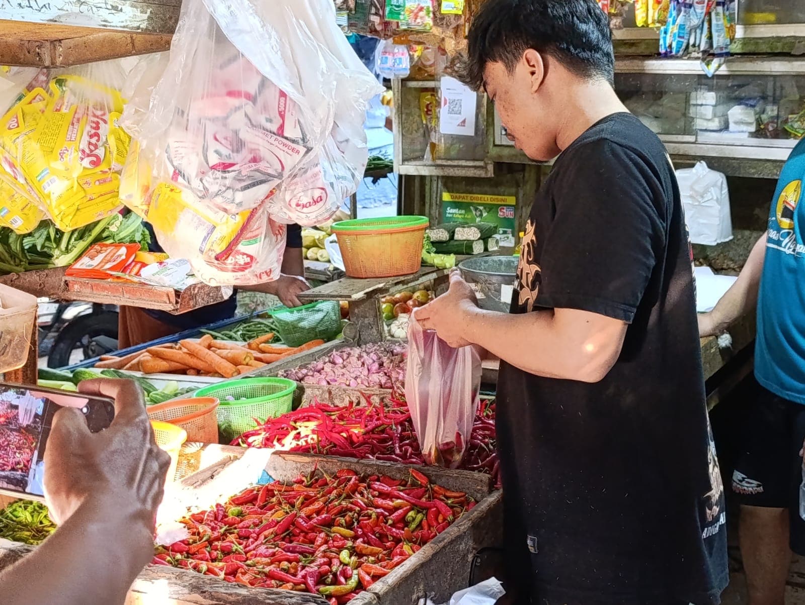 Jelang Nataru 2025, Harga Cabai hingga Bawang Meroket di Tangsel