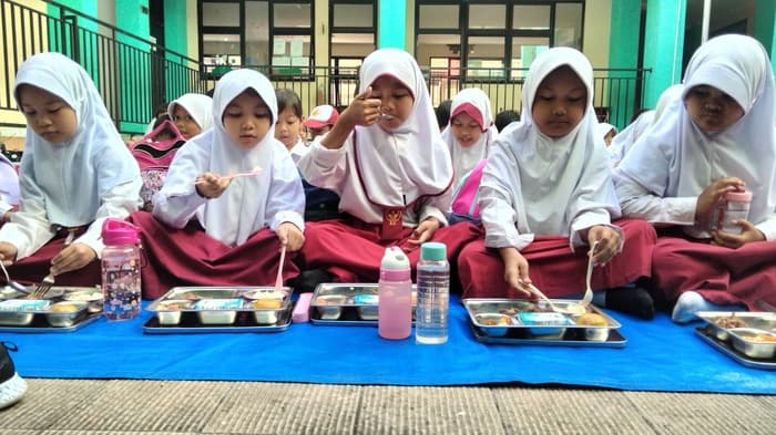 Mengintip Menu Makan Bergizi Gratis Hari Pertama di Tangsel