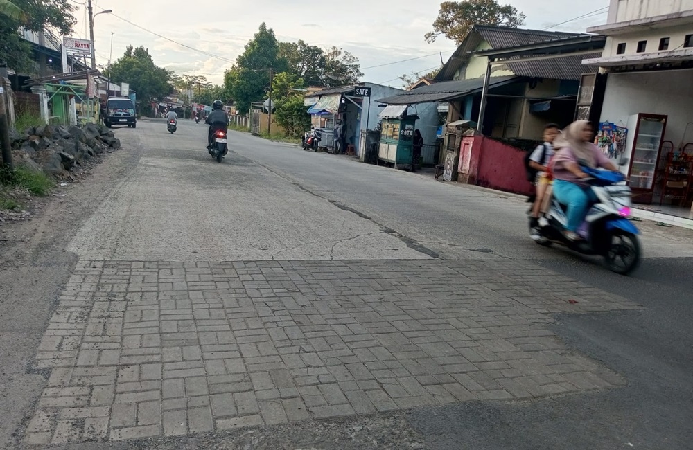 Jalan Rusak Kerap dikeluhkan Warga, DPUPR Lebak Lakukan Perbaikan Sementara dengan Tambal Sulam Paving Block