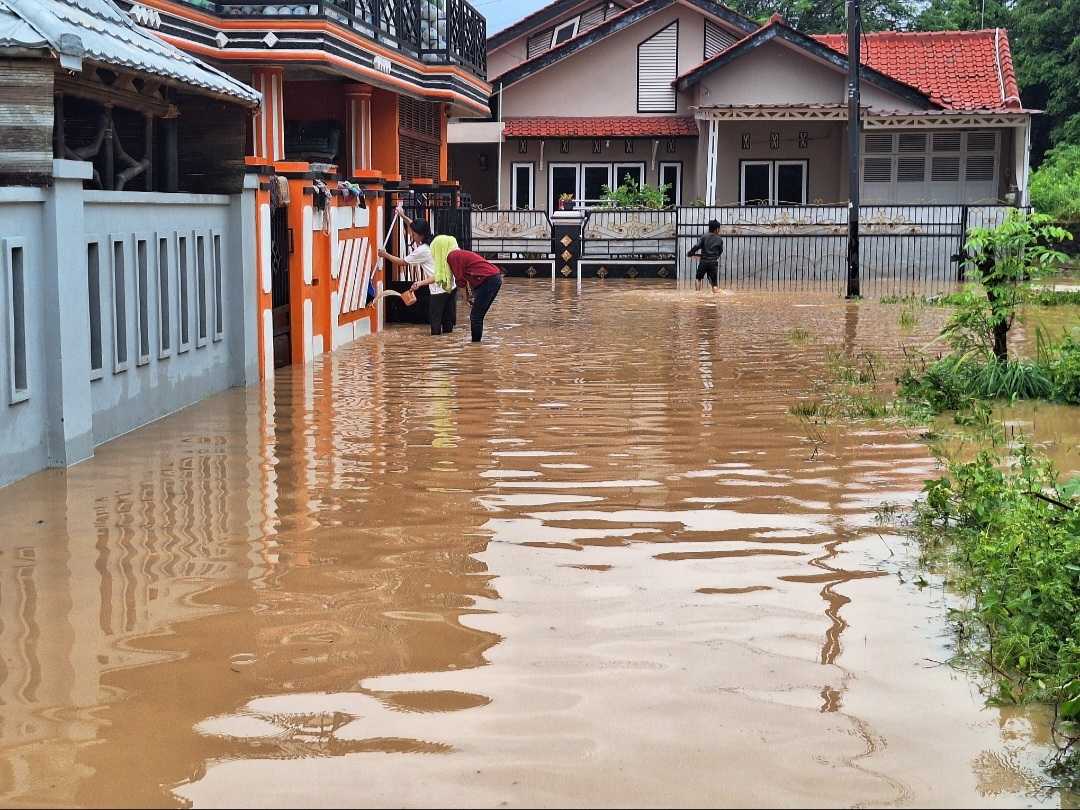 Dua Komplek Perumahan di Kecamatan Kramatwatu Jadi Perlintasan Air