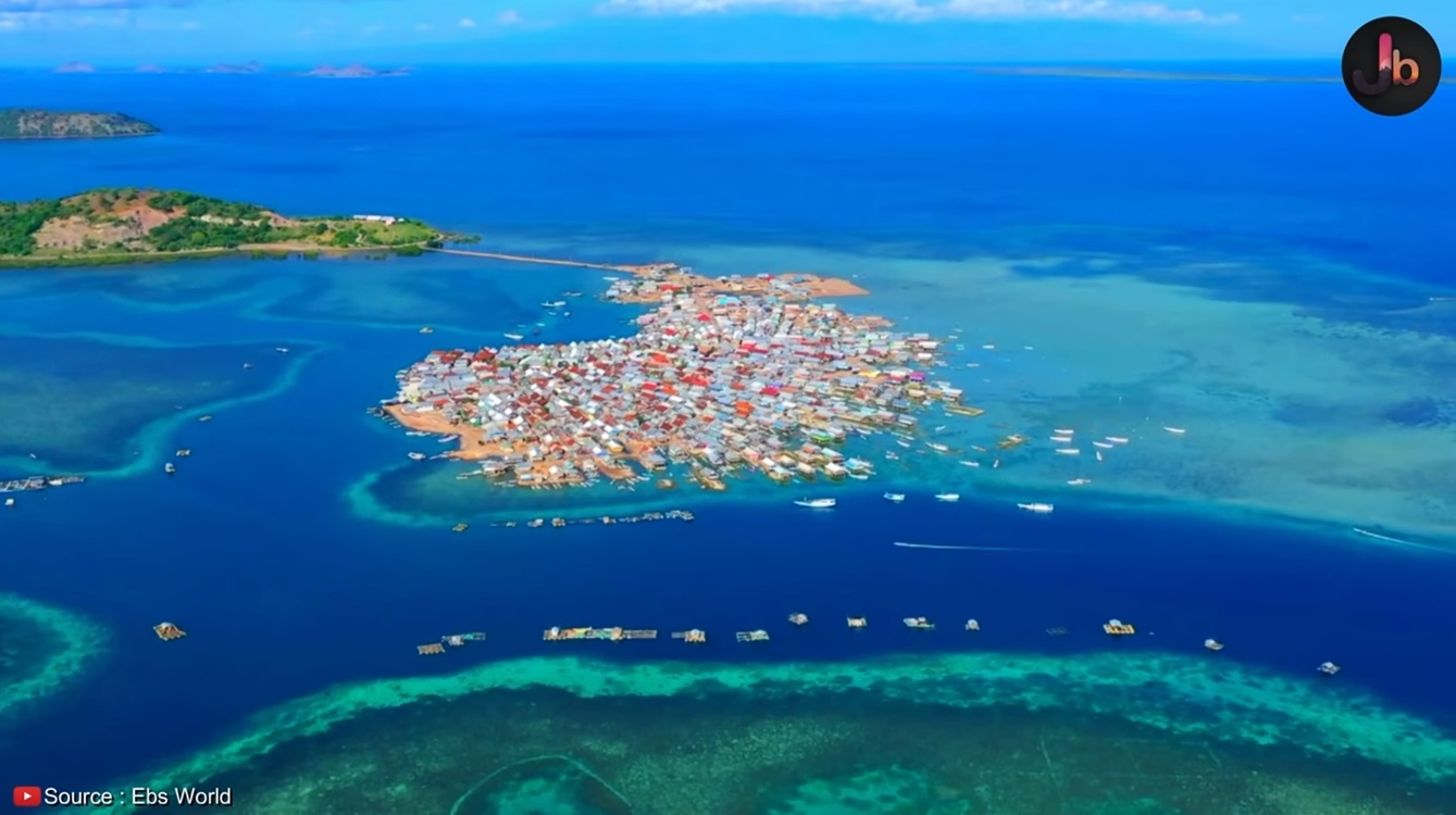 Indonesia Memiliki Pulau Terpadat Didunia, Penghuninya Membuat Daratan Ditengah Laut dengan Menumpuk Batu Karang