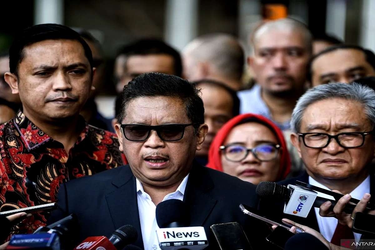 Hasto Datangi KPK tampil Gaya Baru, Siap Ditahan Hari Ini