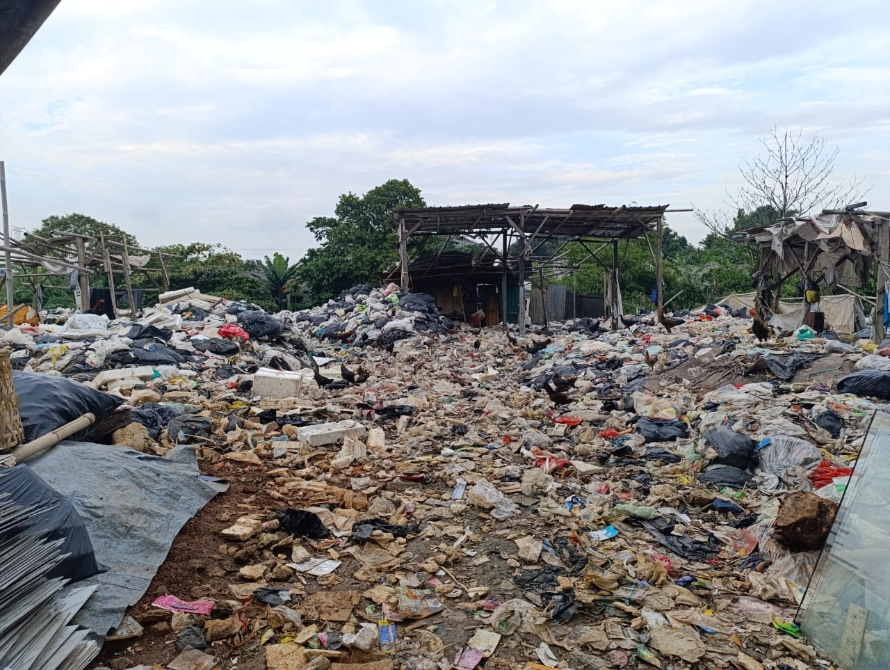 Warga Pergoki Mobil Truk DLH Kota Tangsel Angkut Sampah dari TPS Ilegal di Pamulang, Indikasi Pungli Terbongkar