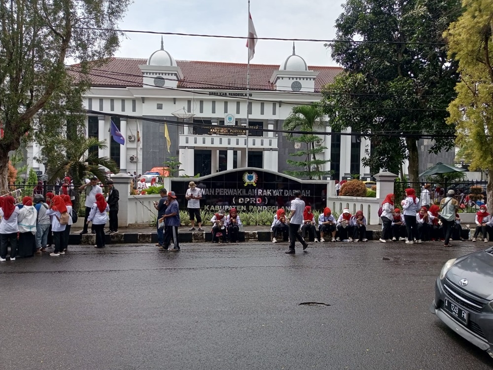 Ratusan Tenaga Honorer Kesehatan dan Non Nakes Pandeglang, Gelar Aksi Unjuk Rasa di Kantor Bupati dan Gedung DPRD, Minta Diangkat Jadi PPPK