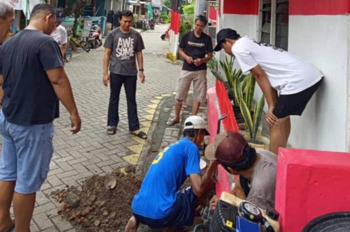 Aksi Nyata, Warga Cipondoh Kerja Bakti Pembuatan Lubang Biopori untuk Antisipasi Banjir