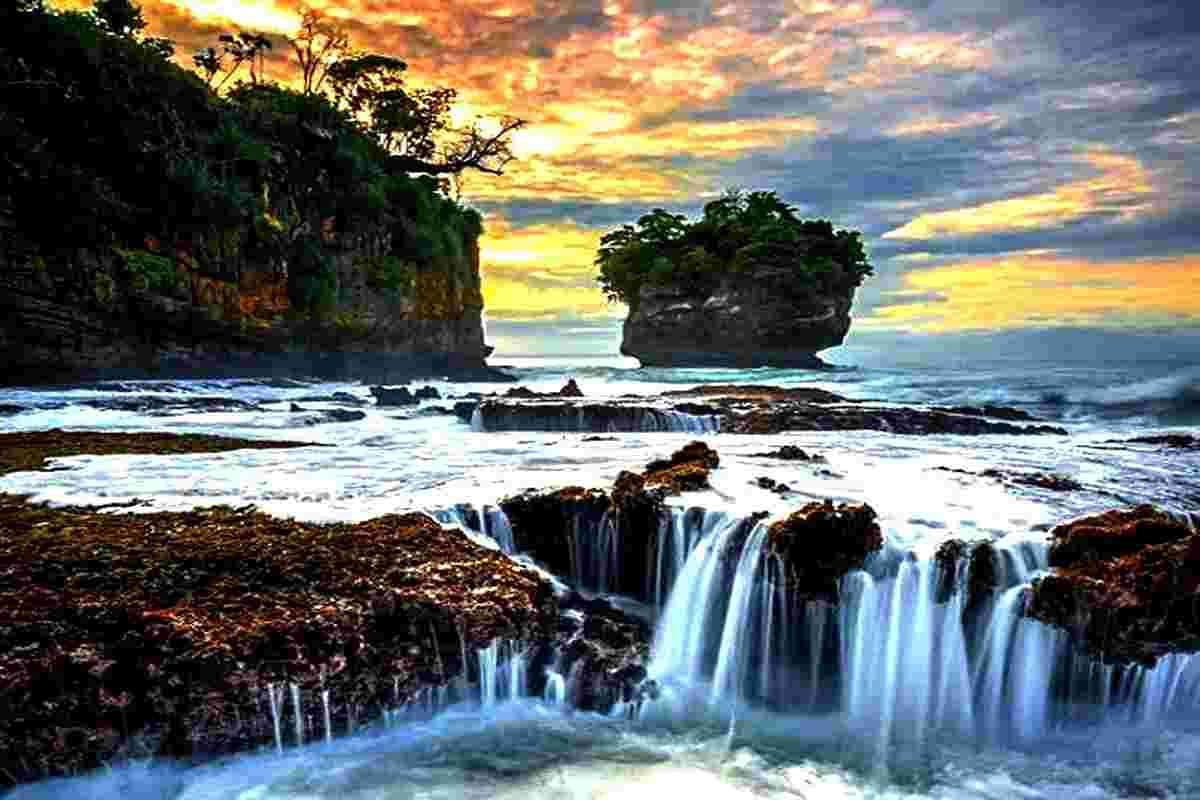 Karang Bokor Pantai Sawarna Banten: Surga Tersembunyi Ala Tanah Lot Bali Nan Indah, Salah Satu Destinasi Wisata Yang Wajib Dikunjungi