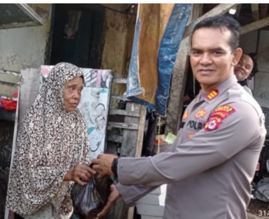 Kapolsek Rangkasbitung, Polres Lebak Bagikkan Sembako, Dalam Acara Giatkan Sosial, ke Warga Kongsen