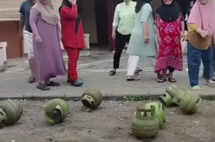 Sejumlah Warga di Kampung Pananggungan Utara Gelar Aksi Protes Akibat Kelangkaan Gas Elpiji 3 kg