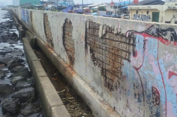 Tanggul Muara Baru Terlihat Retak dan Rusak, Air Laut Merembes Sebabkan Genangan Air di Jalan