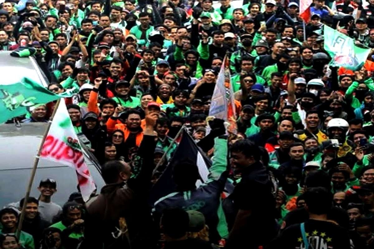 Jakarta Lumpuh! Driver Ojol Demo Geruduk Monas, Jalan Medan Merdeka Selatan Ditutup Total