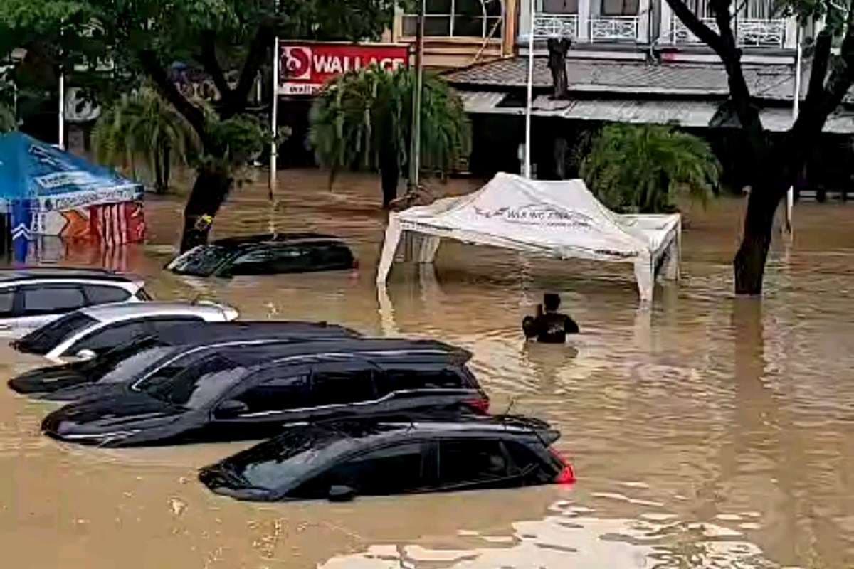 Jabodetabek Lumpuh! Banjir Dahsyat Rendam Jakarta, Bekasi, Bogor, dan Depok, Ribuan Warga Mengungsi!