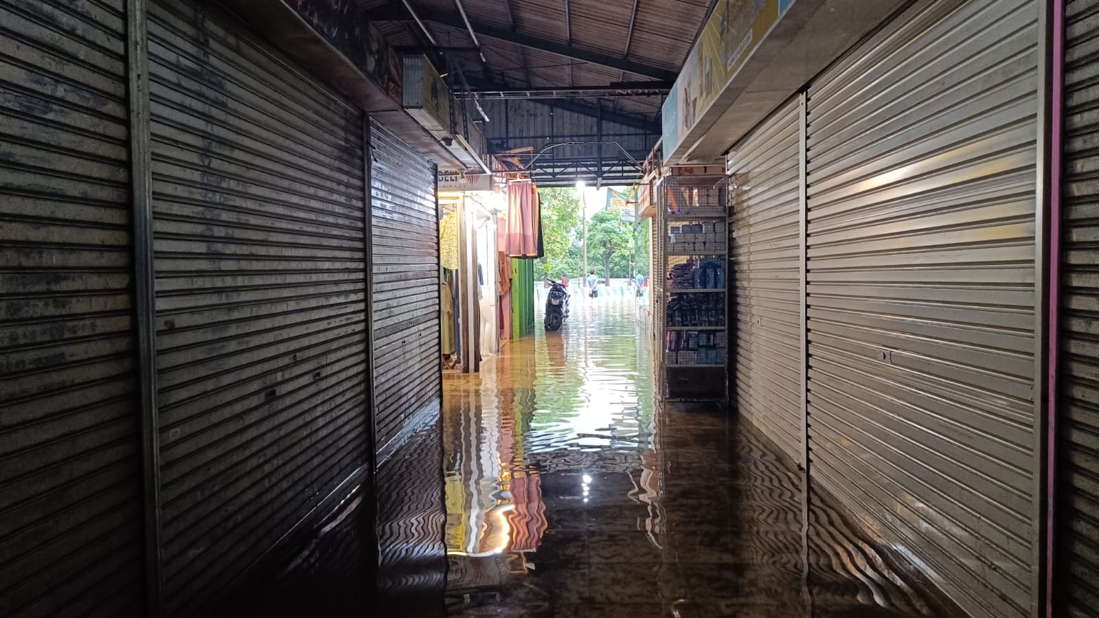 Aktivitas Pasar Ceger Tangsel Disetop Karena Terendam Banjir