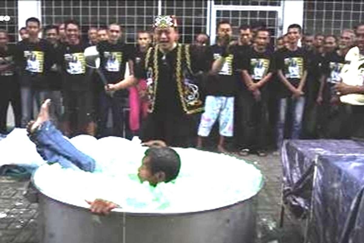 Nyemplung! ODGJ 'Berenang' di Wajan Es Bobon Santoso, Aksi Tak Terduga Berbagi Takjil di Bulan Suci