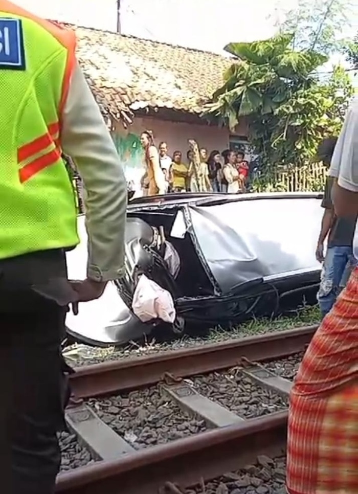 Perlintasan Kereta Api Kp Pasir Pulo Tanpa Palang Pintu, Mobil BRV Jadi Korban Terseret Sejauh 30 Meter